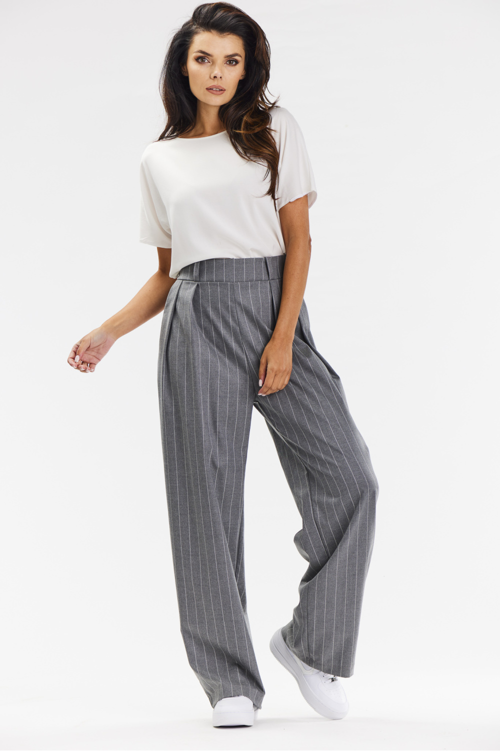 1040105 Women trousers model 200564 awama