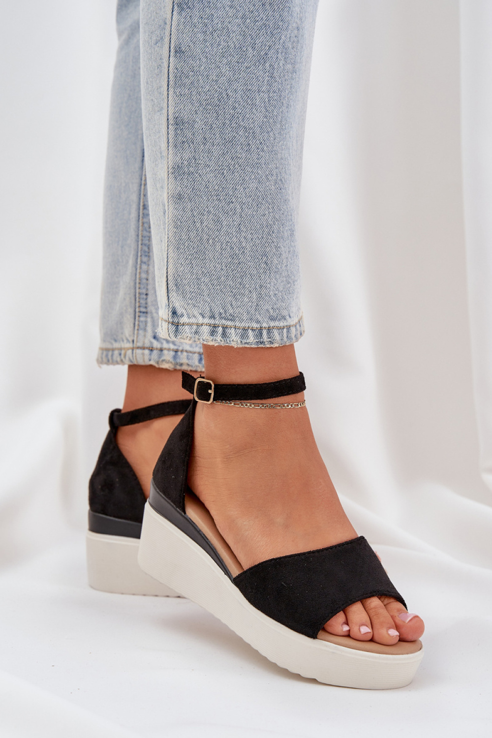 1069047 Buskin model 210148 Step in style