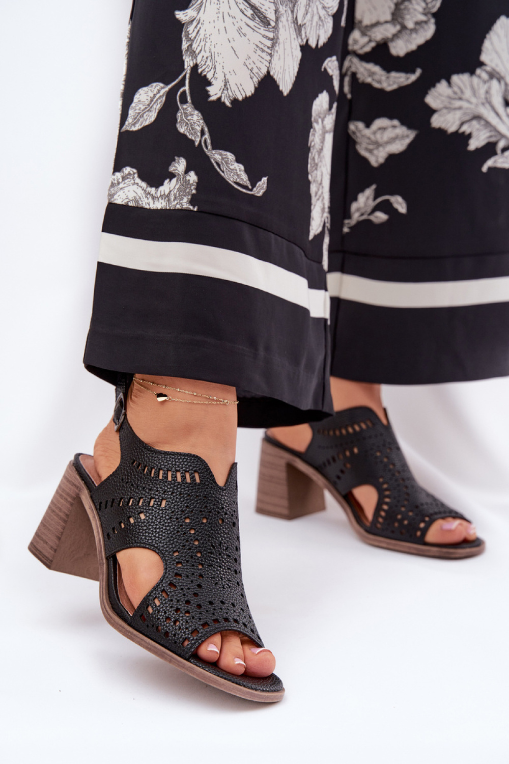 1073166 Heel sandals model 211365 Step in style