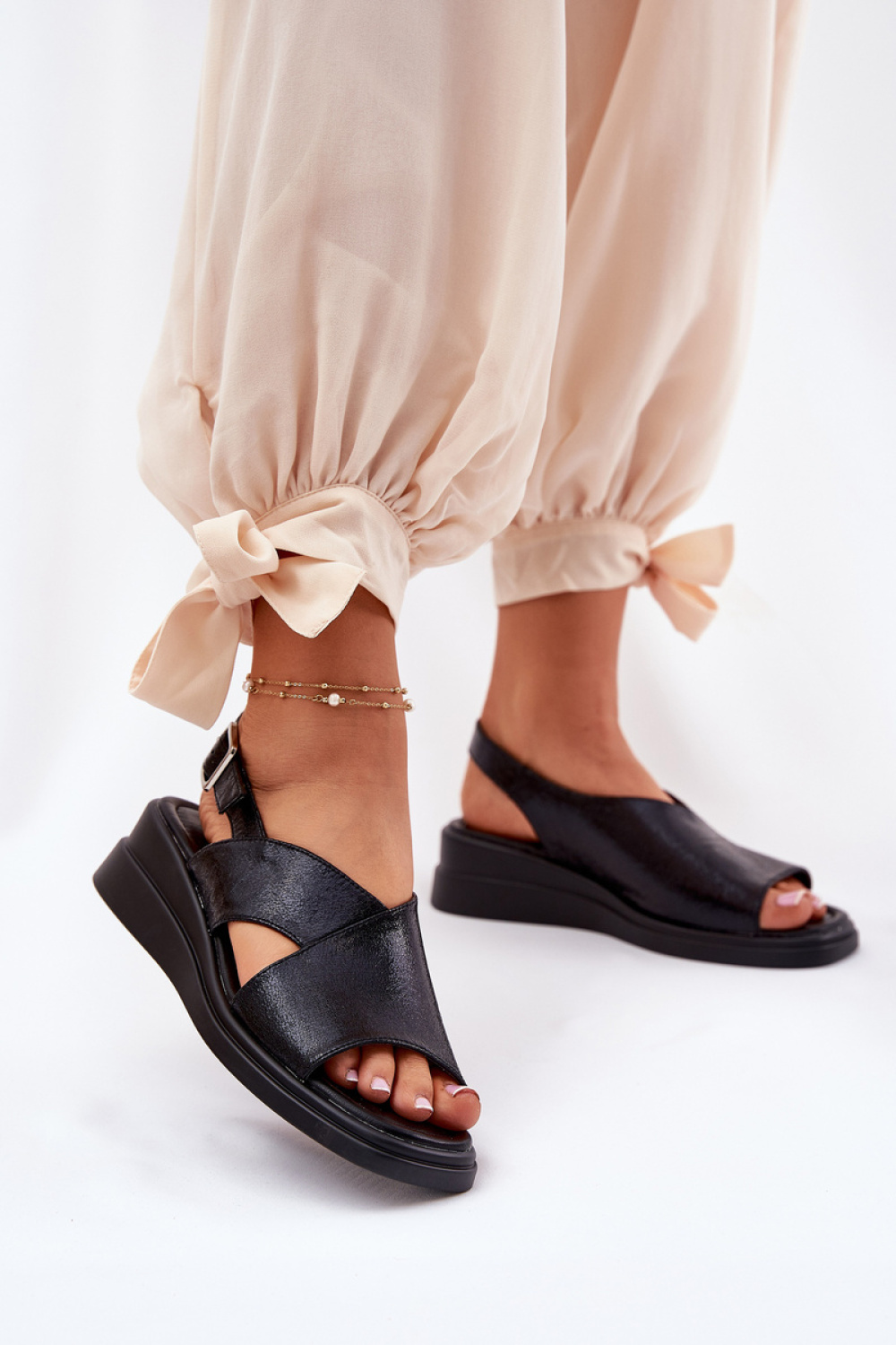 1074855 Buskin model 211943 Step in style