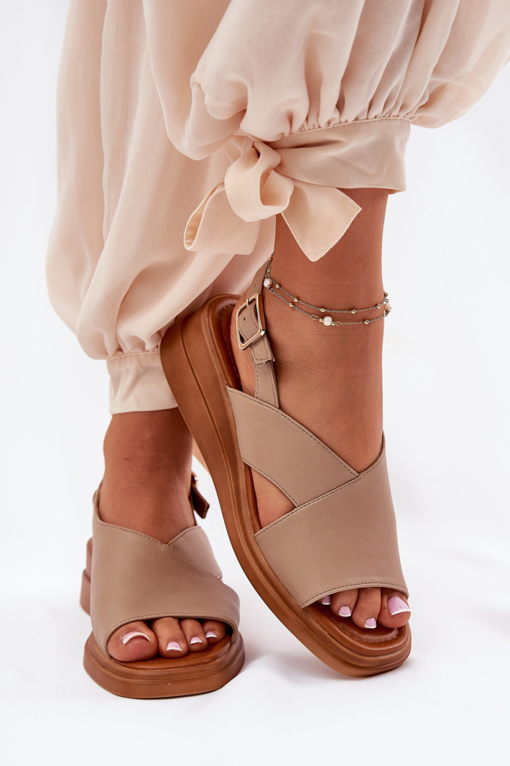 1074858 Buskin model 211944 Step in style