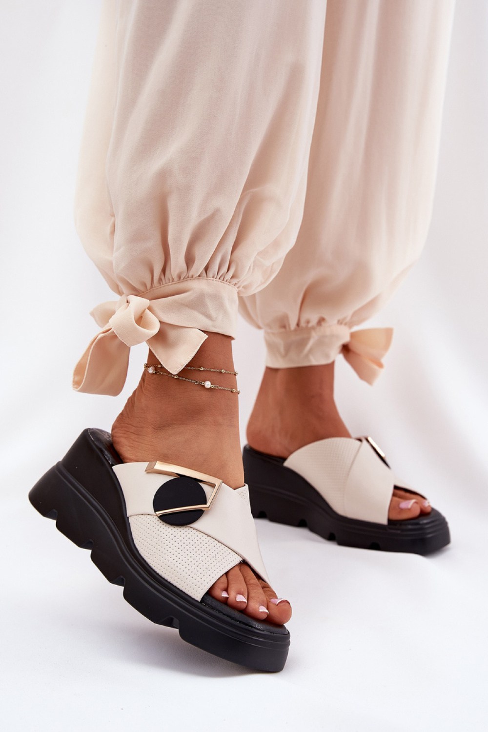 1075998 Buskin model 212347 Step in style