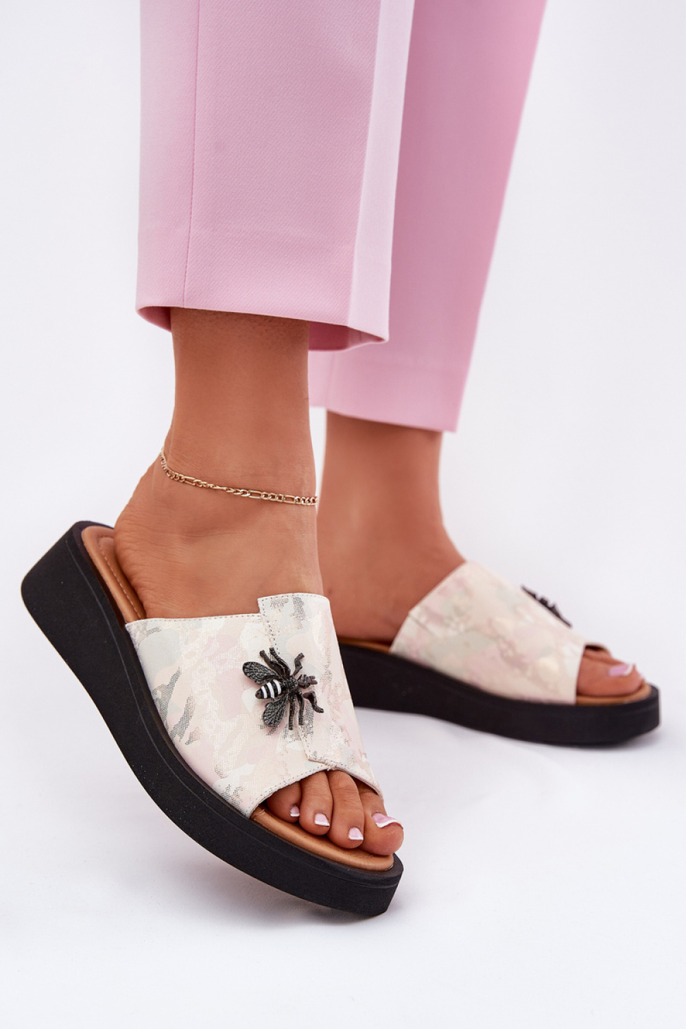 1077921 Buskin model 213036 Step in style