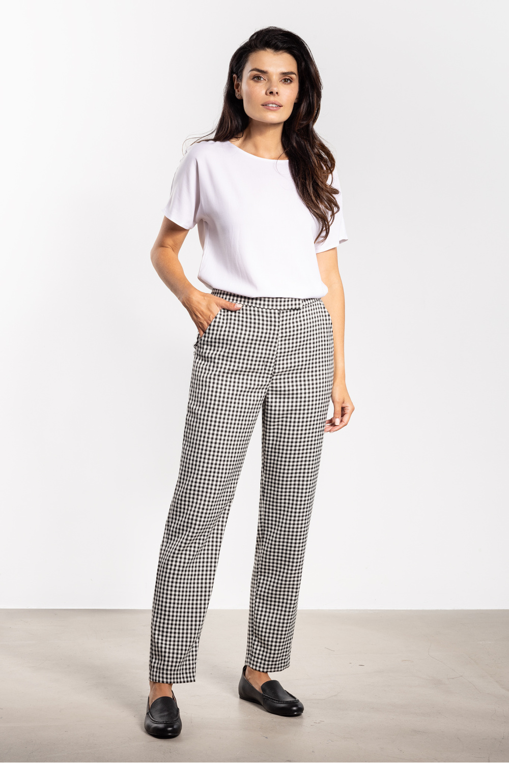 1096218 Women trousers model 218973 awama