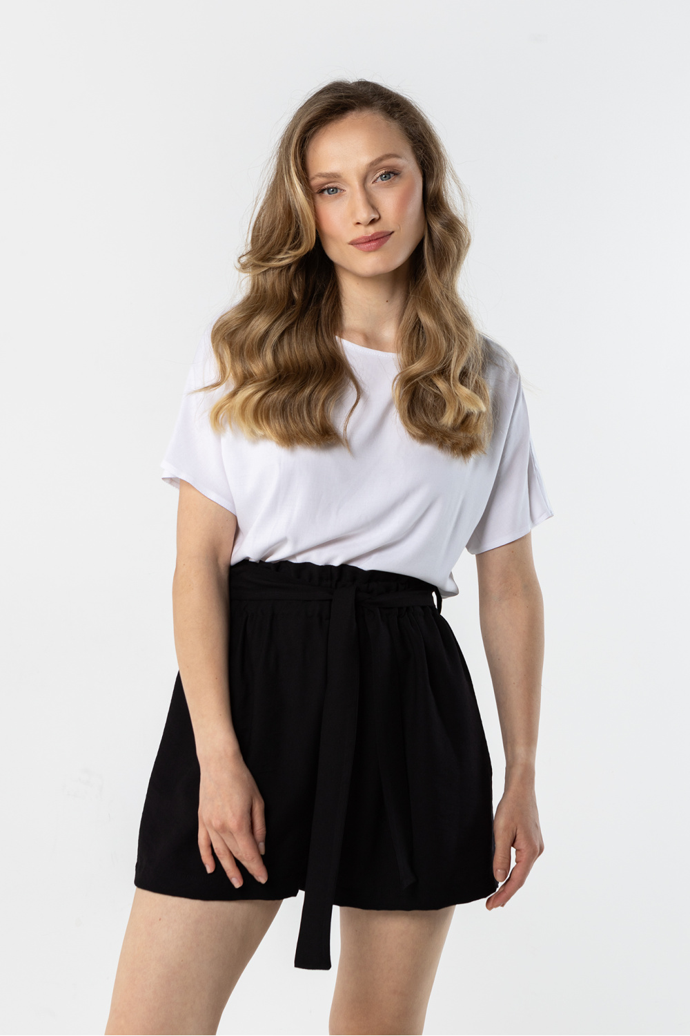1117039 Shorts model 225326 awama