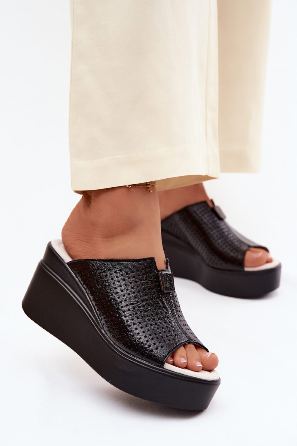1123686 Buskin model 227430 Step in style