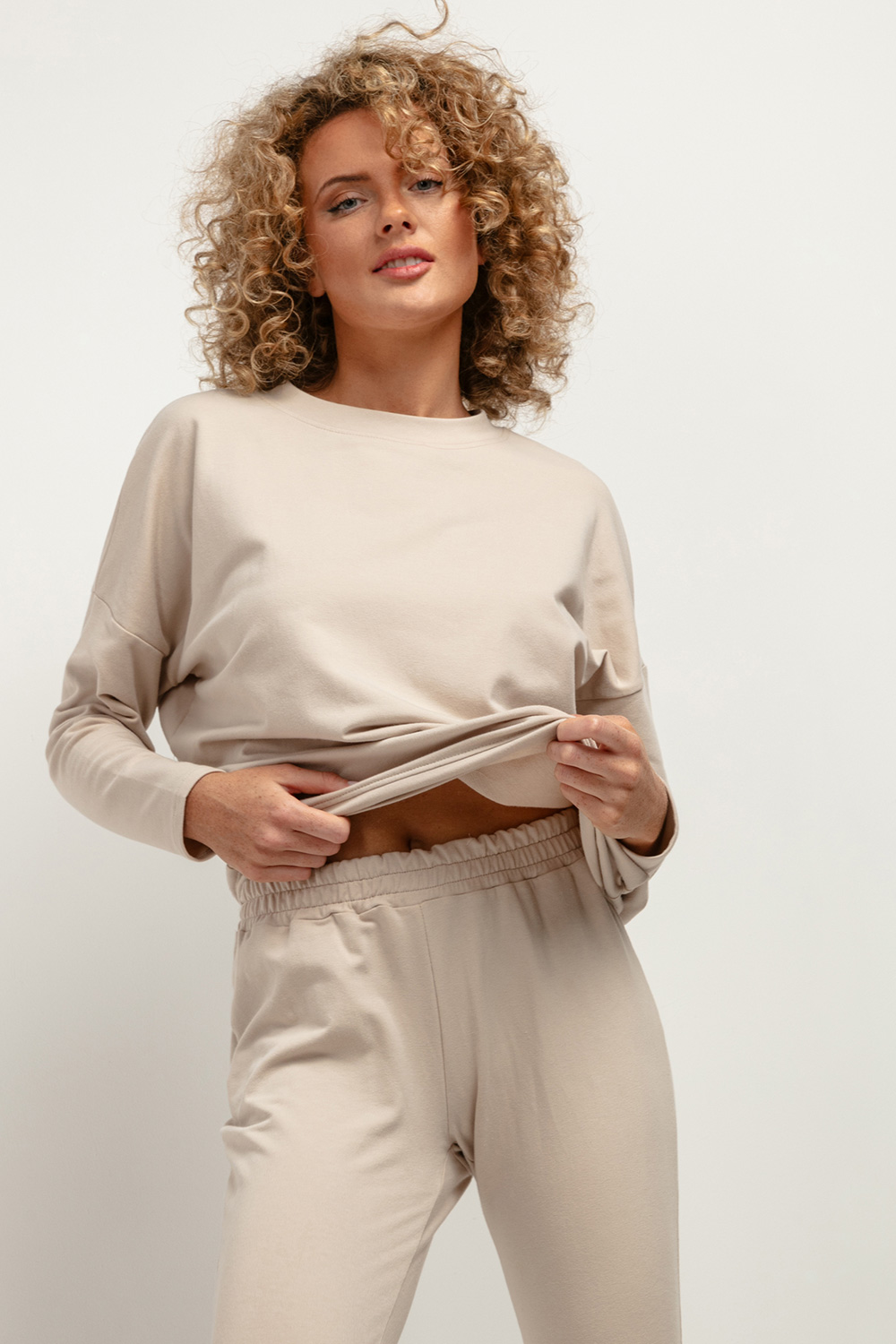 988669 Sweatshirt model 183220 Tessita
